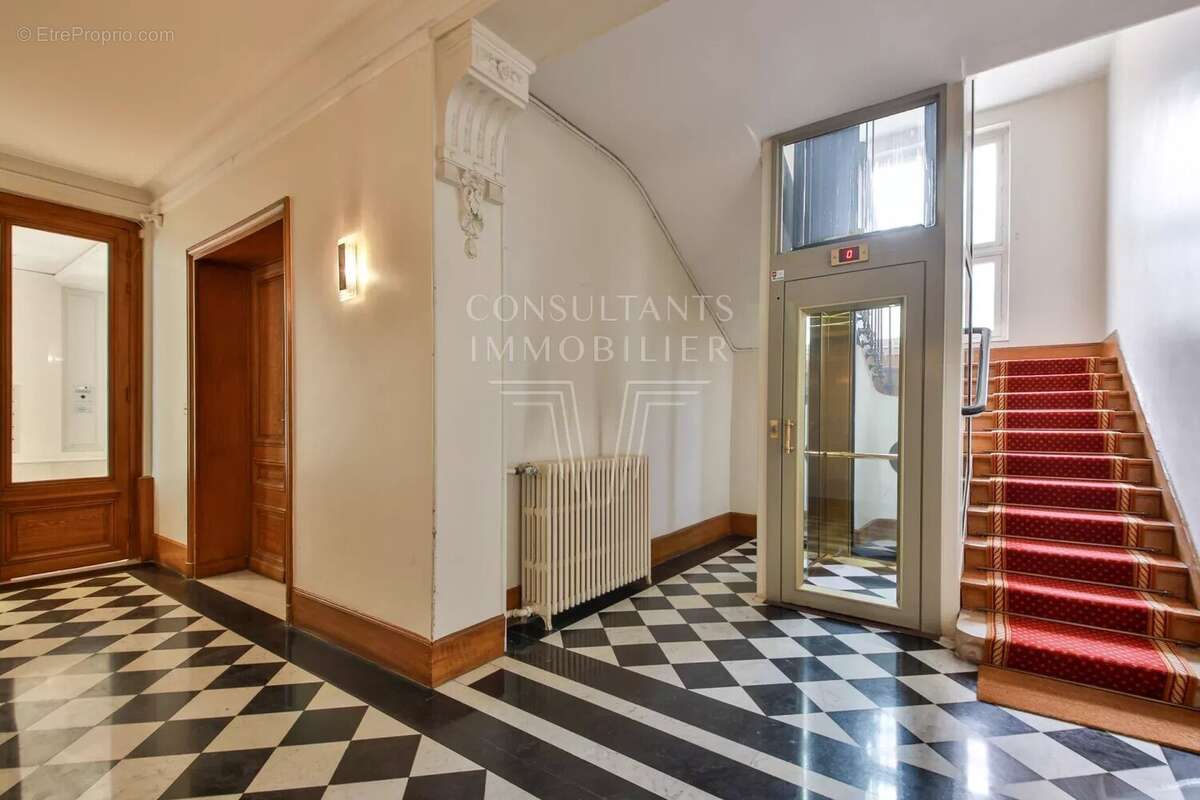 Appartement à PARIS-16E