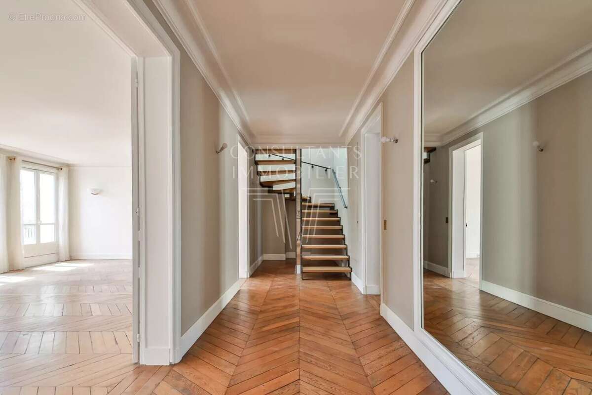 Appartement à PARIS-16E