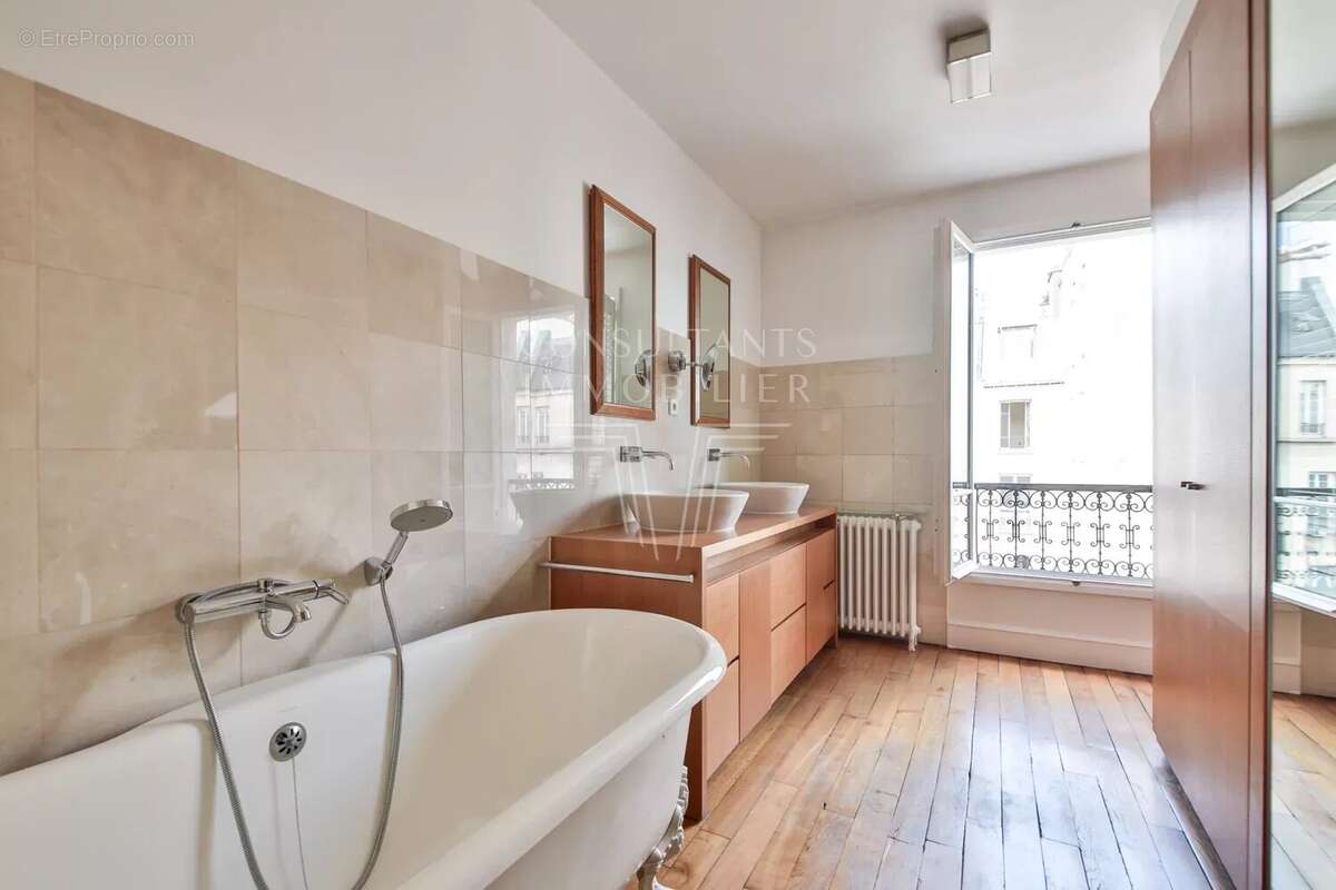 Appartement à PARIS-16E