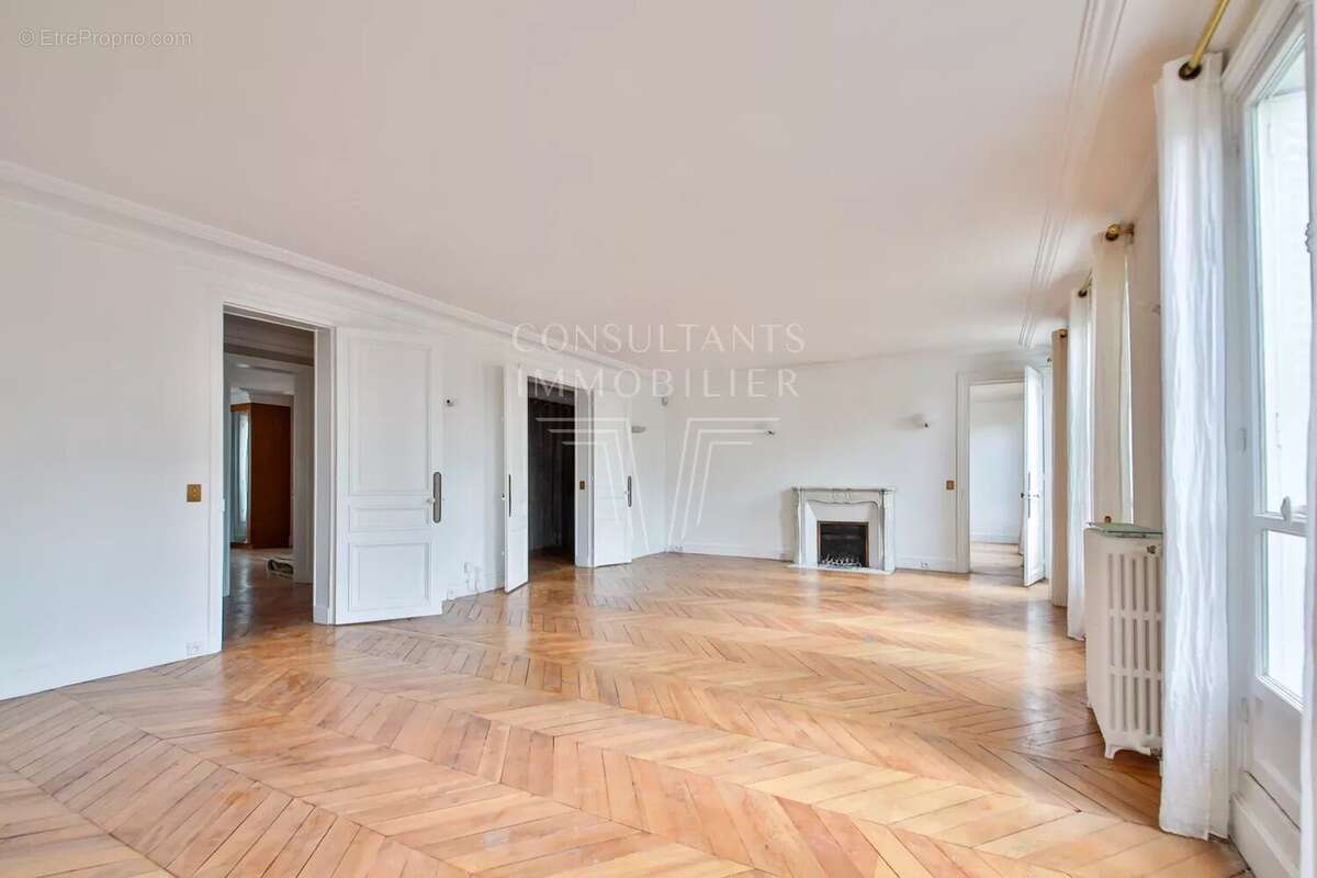 Appartement à PARIS-16E