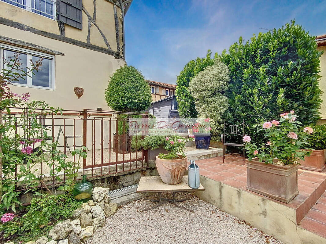 Maison à VIC-FEZENSAC