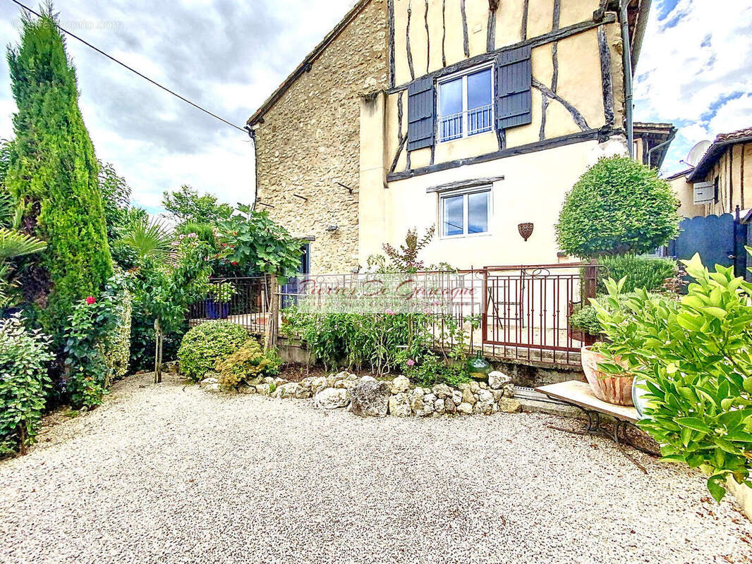 Maison à VIC-FEZENSAC