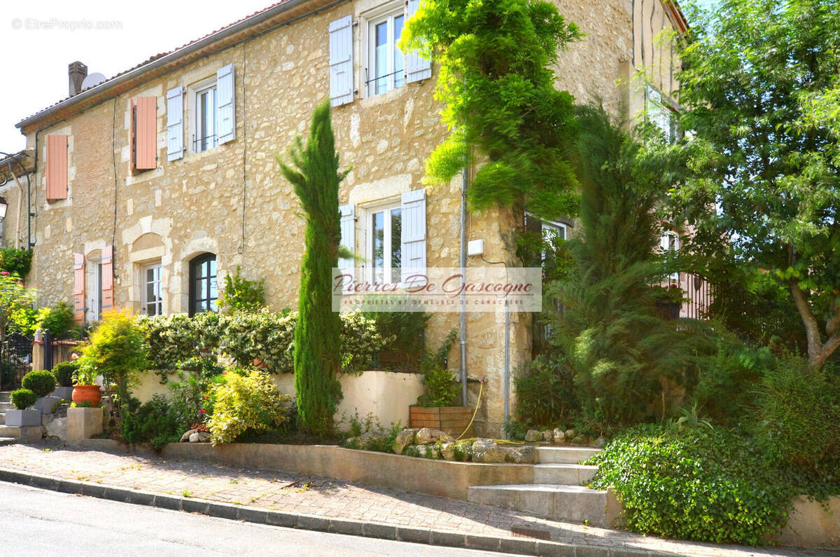 Maison à VIC-FEZENSAC