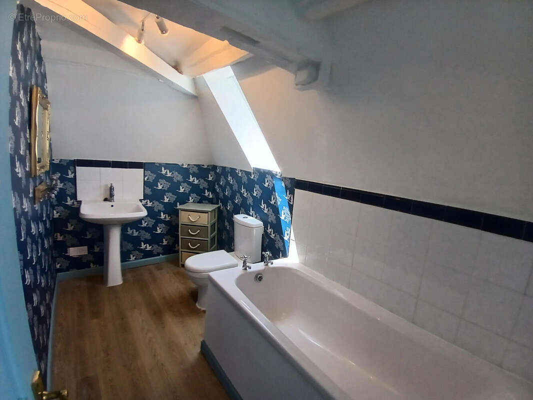 bathroom upstairs - Maison à JUMILHAC-LE-GRAND