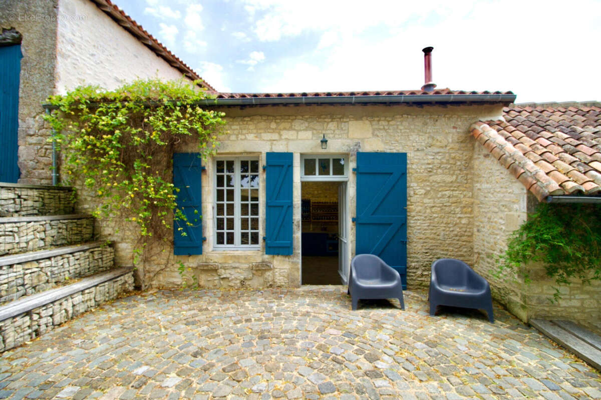 COURTYARD - Maison à MOUTON