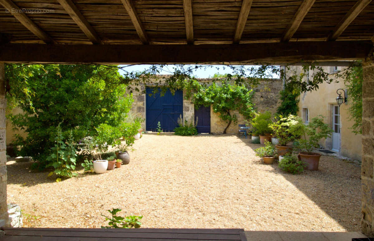 COURTYARD - Maison à MOUTON