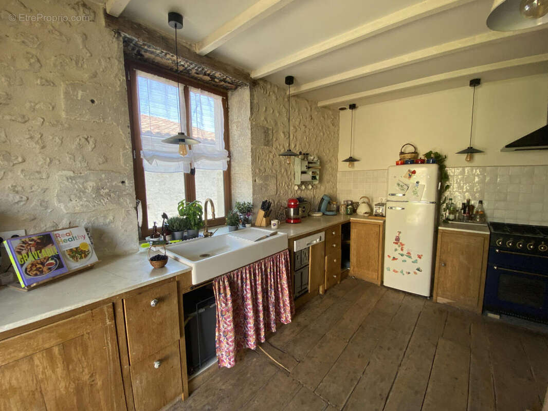 cuisine - Maison à SALLES-LAVALETTE