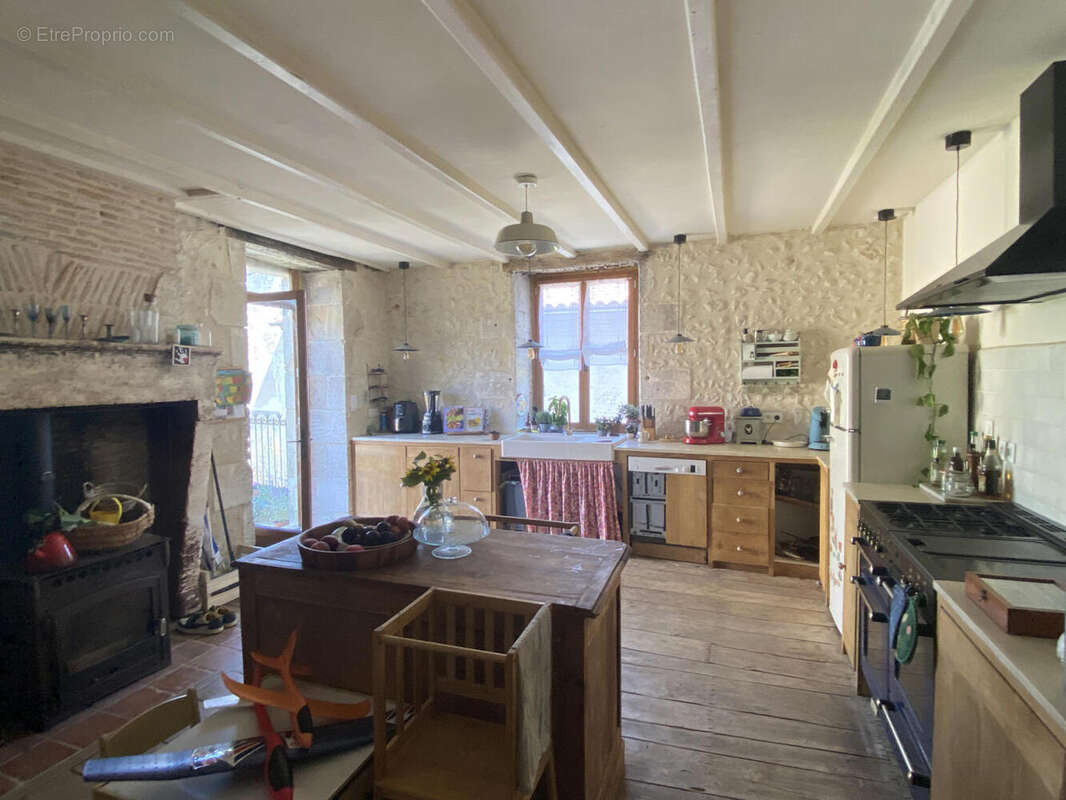 cuisine - Maison à SALLES-LAVALETTE