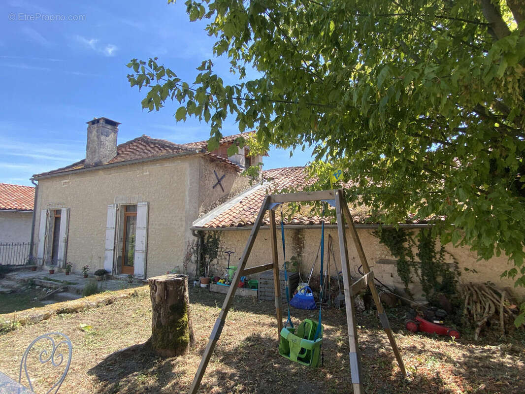facade - Maison à SALLES-LAVALETTE