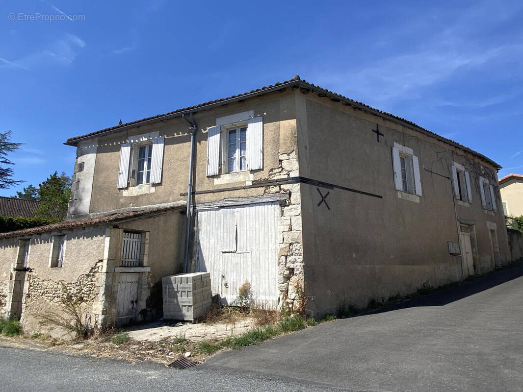 facade - Maison à SALLES-LAVALETTE