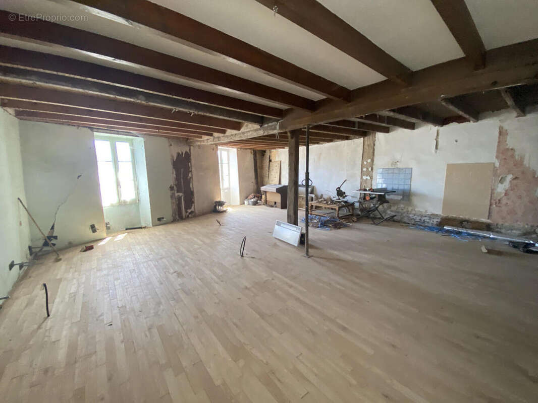 pièce en cours de rénov - Maison à SALLES-LAVALETTE