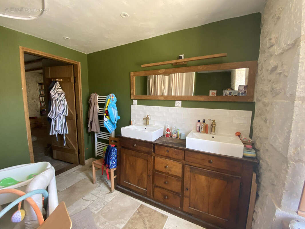 sdb - Maison à SALLES-LAVALETTE