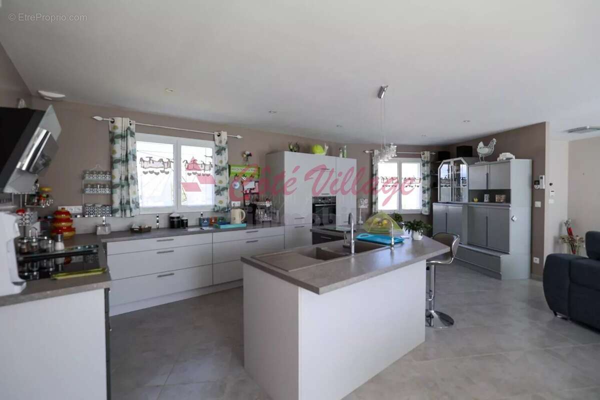 Maison à SAINTE-VALIERE