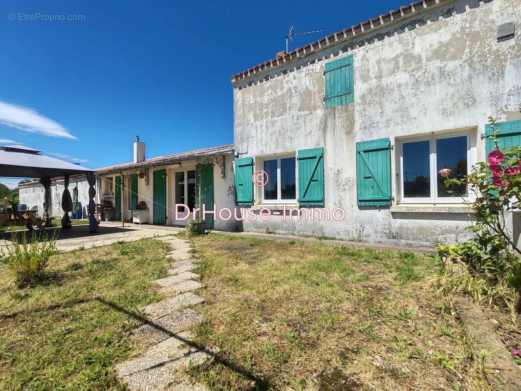 Maison à SAINTE-RADEGONDE-DES-NOYERS