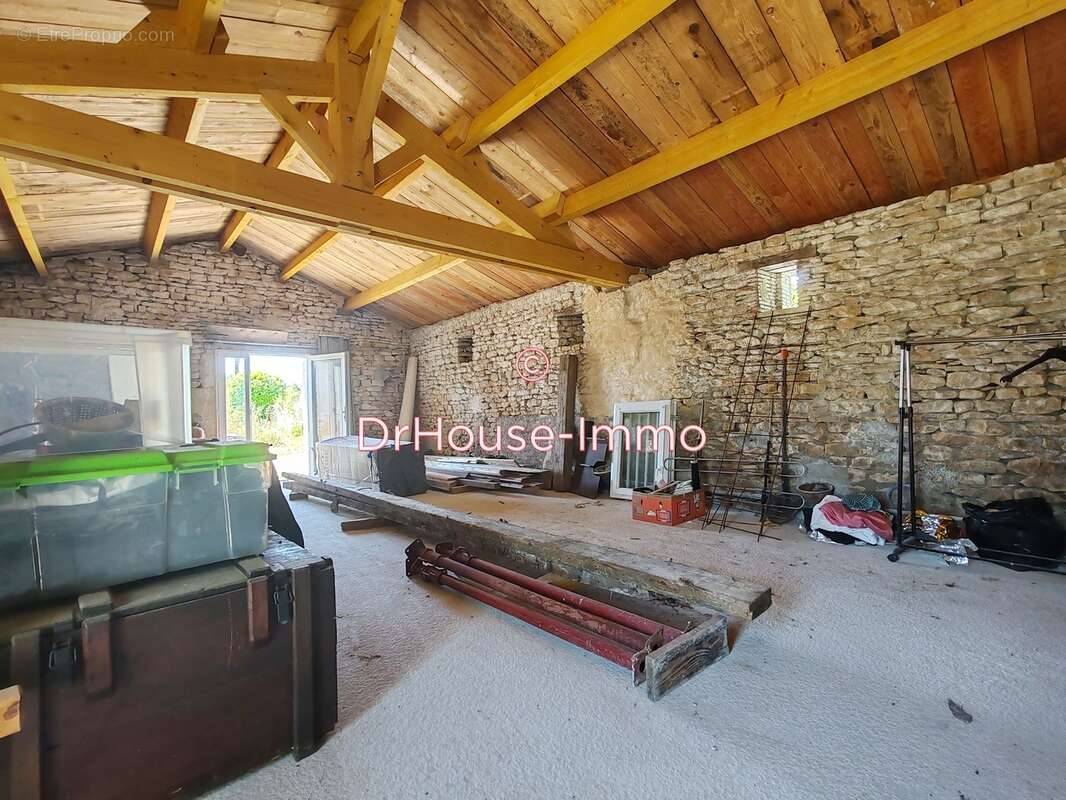 Maison à SAINTE-RADEGONDE-DES-NOYERS