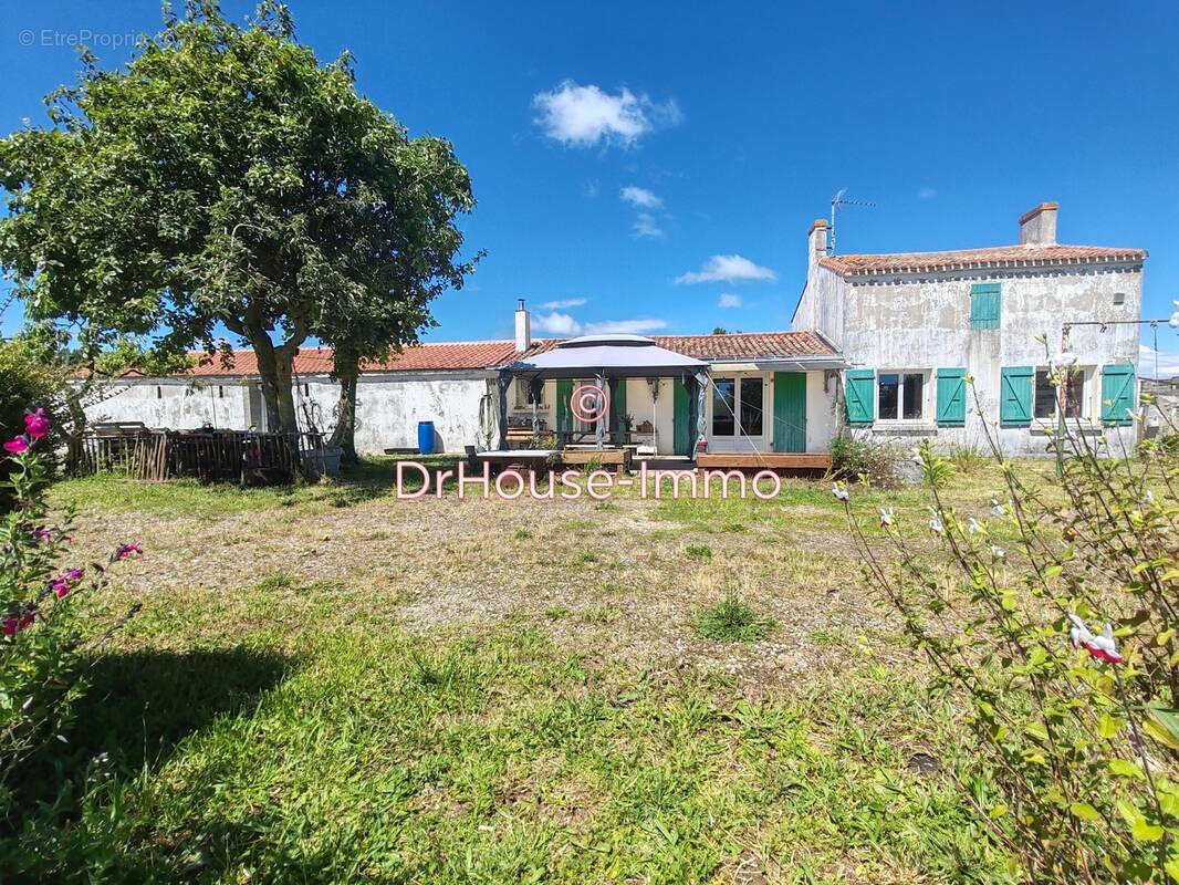 Maison à SAINTE-RADEGONDE-DES-NOYERS