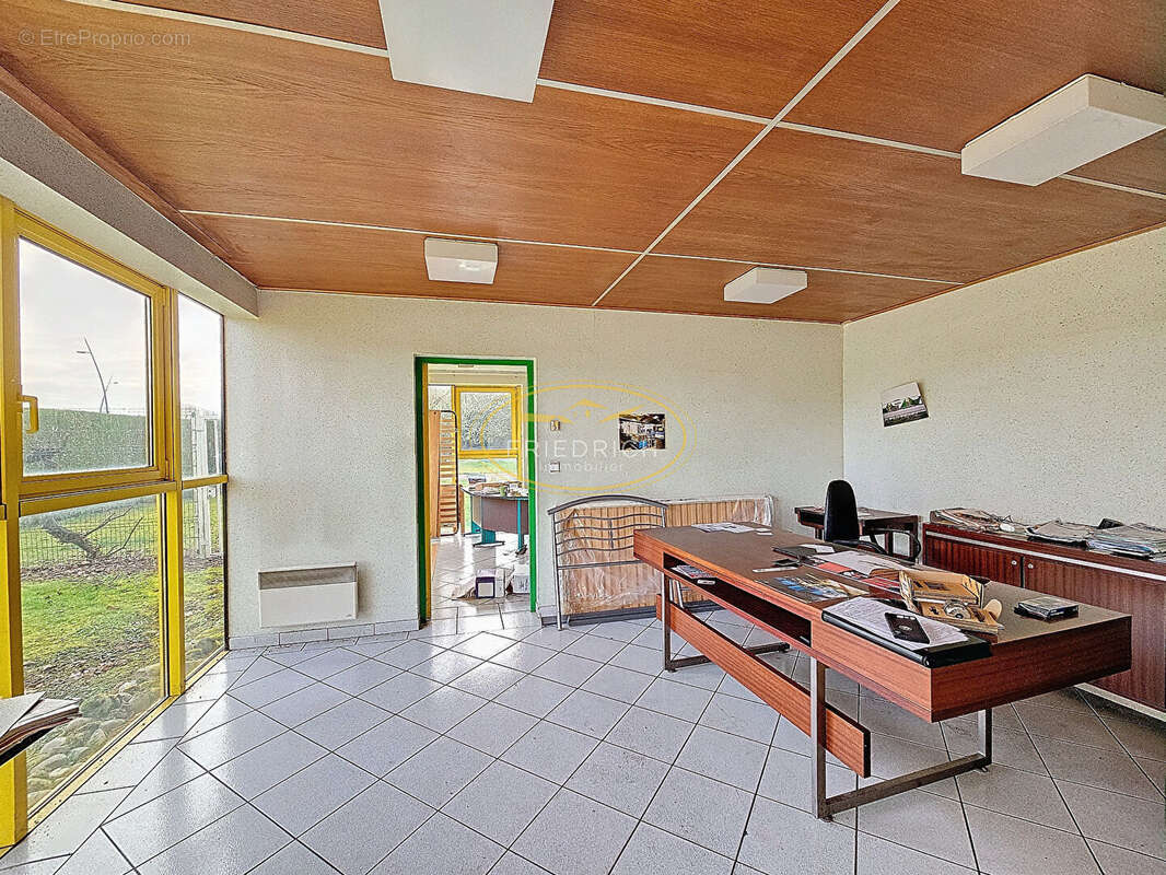 Commerce à VELAINES