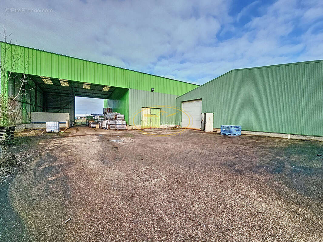 Commerce à VELAINES