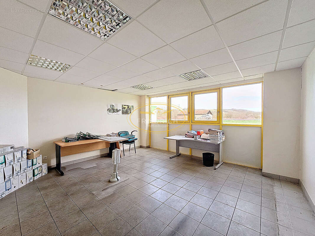 Commerce à VELAINES