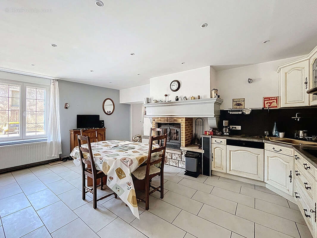 Maison à GONDRECOURT-LE-CHATEAU