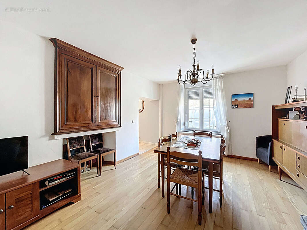 Maison à GONDRECOURT-LE-CHATEAU