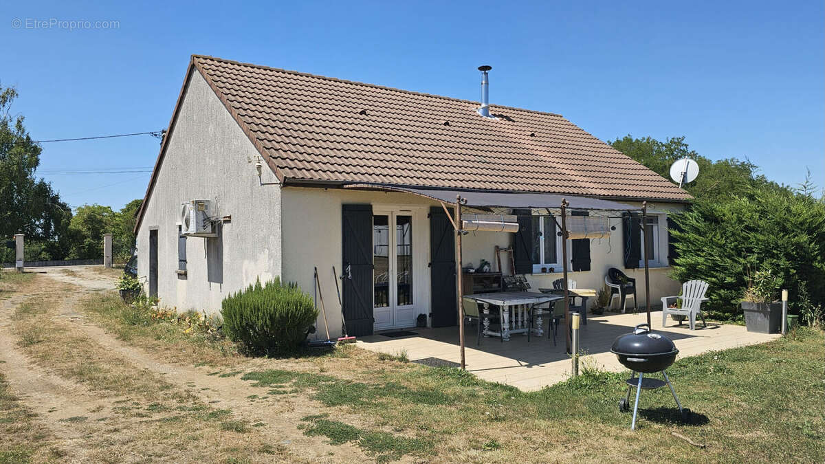 Maison à SAINT-PARIZE-LE-CHATEL