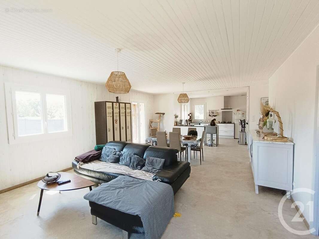 Maison à LES PEINTURES