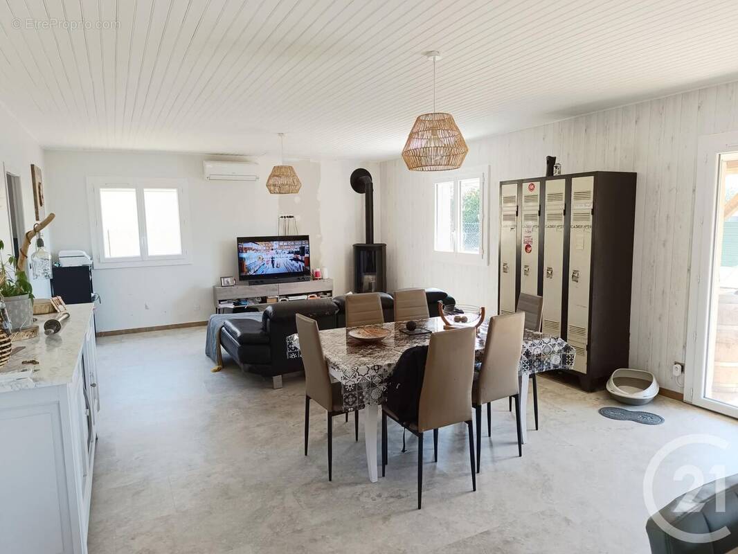 Maison à LES PEINTURES