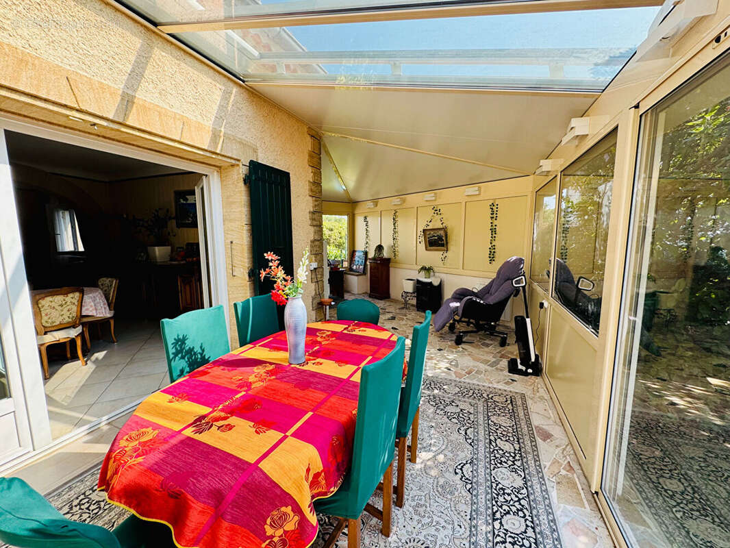 Maison à LA ROQUE-D&#039;ANTHERON