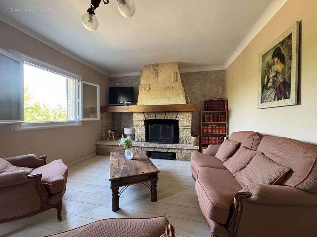 Maison à LA ROQUE-D&#039;ANTHERON