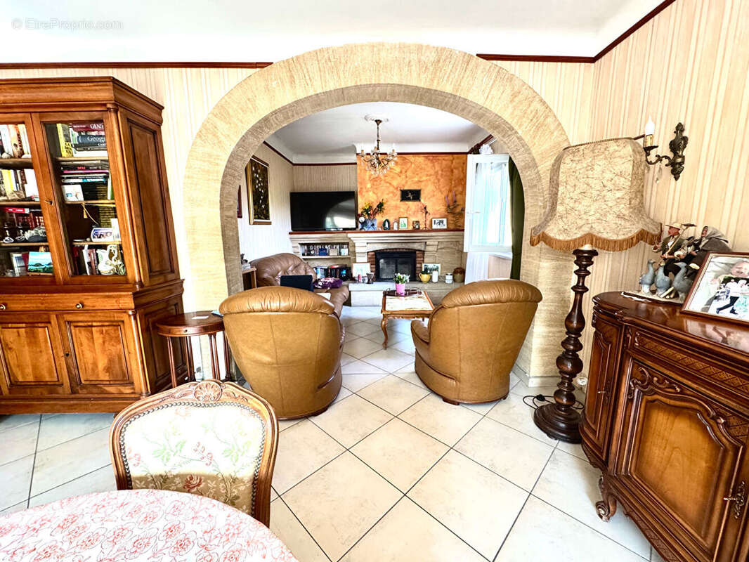 Maison à LA ROQUE-D&#039;ANTHERON