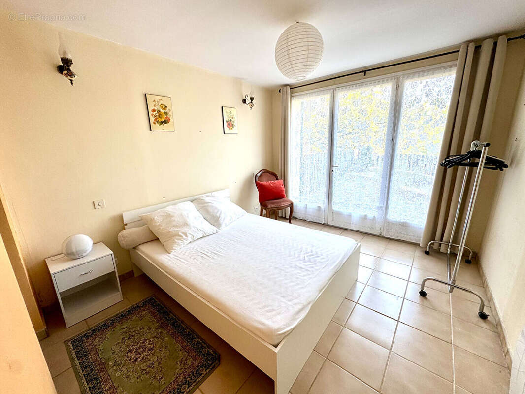 Maison à LA ROQUE-D&#039;ANTHERON