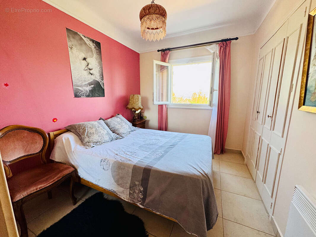 Maison à LA ROQUE-D&#039;ANTHERON