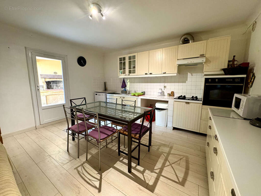 Maison à LA ROQUE-D&#039;ANTHERON