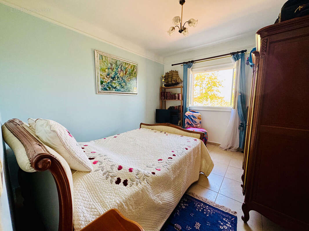 Maison à LA ROQUE-D&#039;ANTHERON