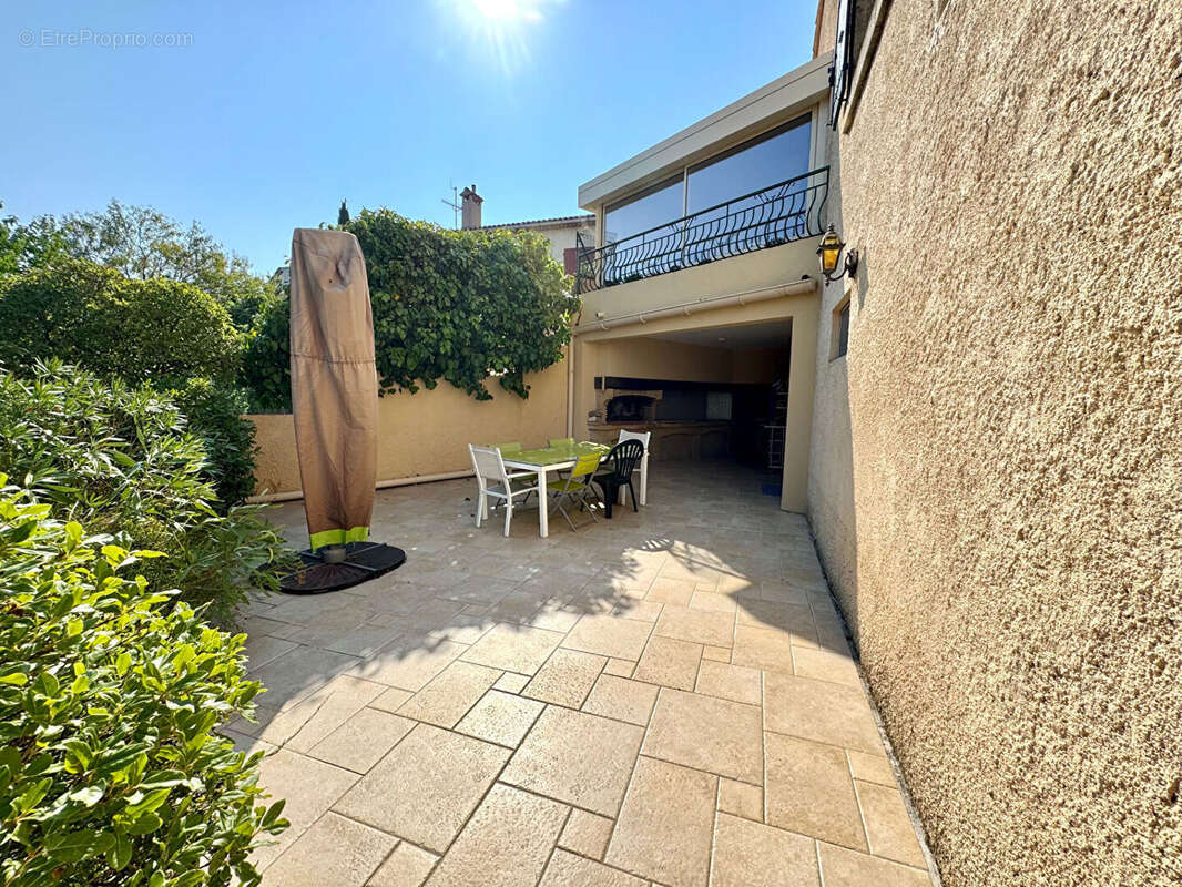 Maison à LA ROQUE-D&#039;ANTHERON