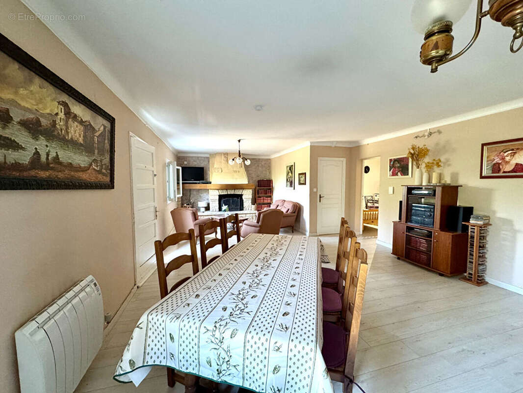 Maison à LA ROQUE-D&#039;ANTHERON