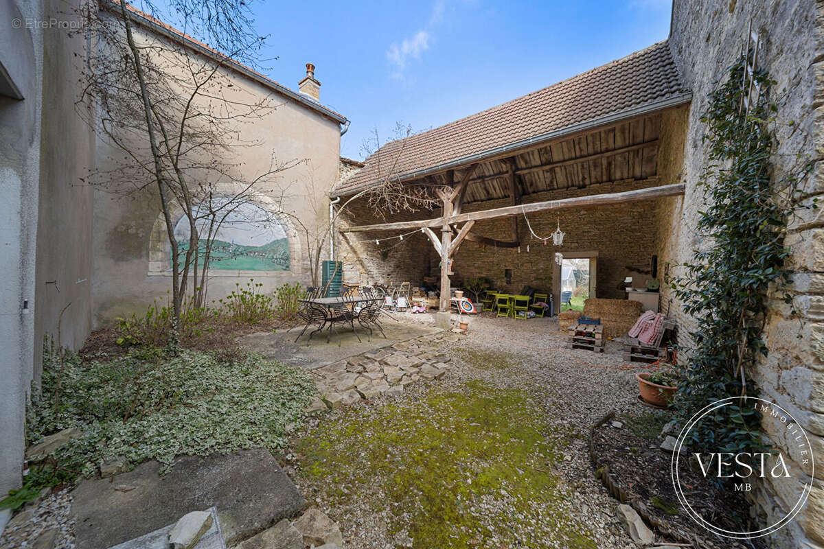 Maison à CORCELLES-LES-MONTS