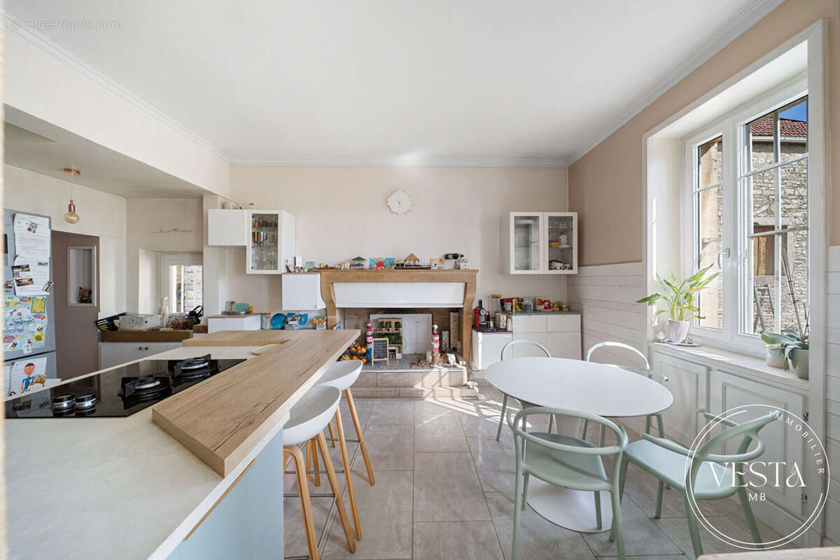 Maison à CORCELLES-LES-MONTS