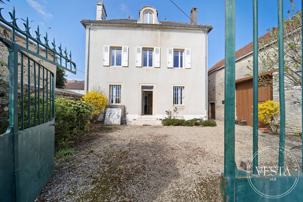 Maison à CORCELLES-LES-MONTS
