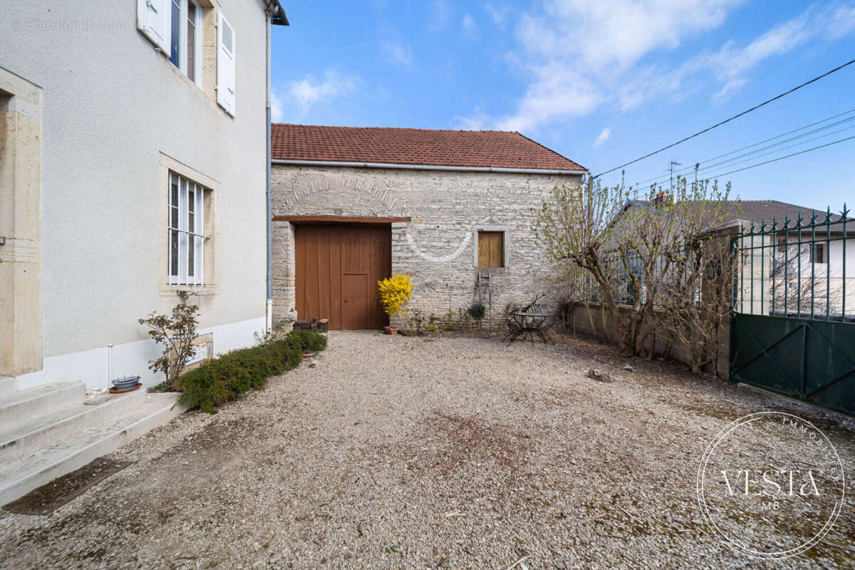 Maison à CORCELLES-LES-MONTS