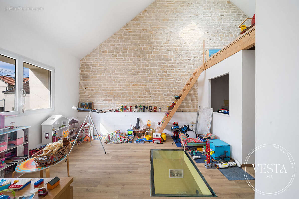 Maison à CORCELLES-LES-MONTS