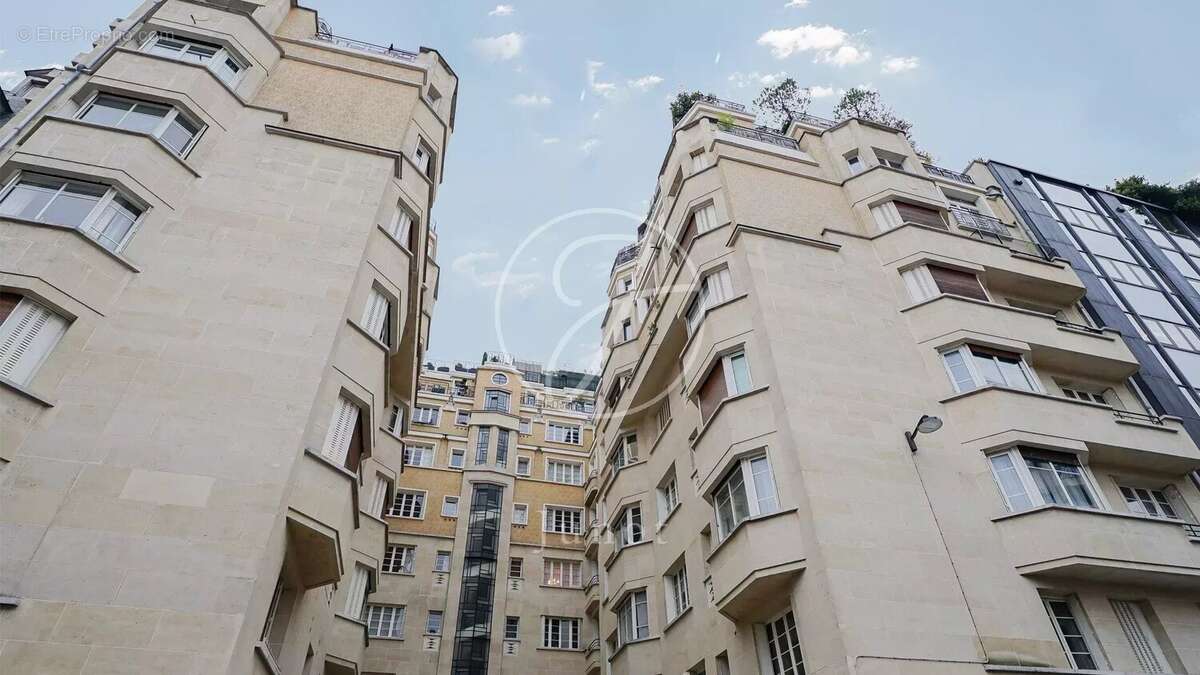 Appartement à PARIS-16E