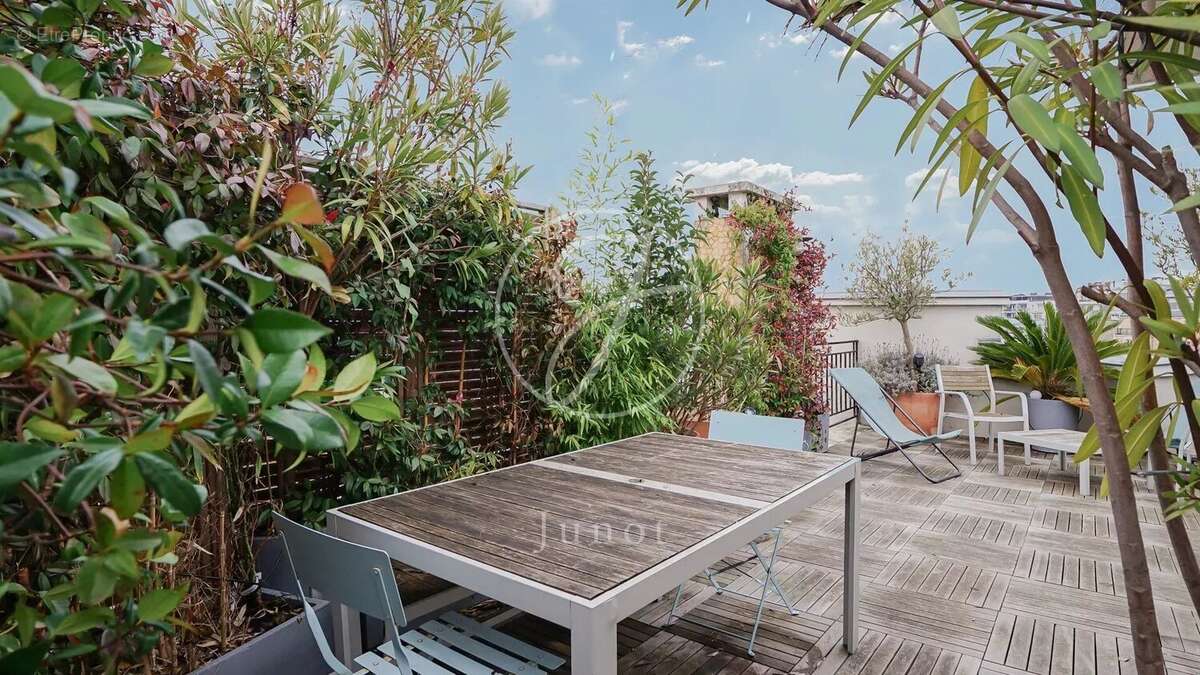 Appartement à PARIS-16E