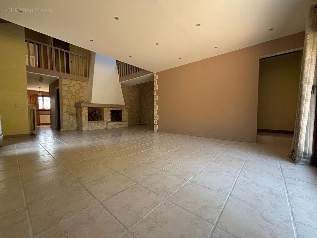 Maison à SAINTRY-SUR-SEINE