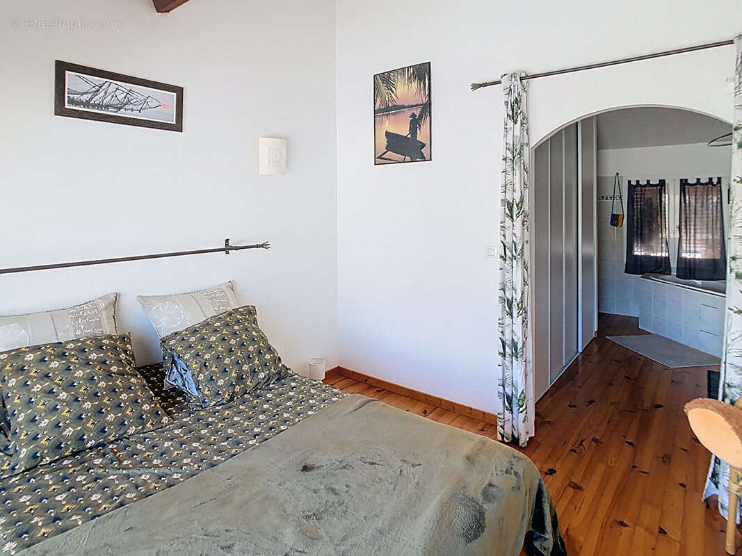 Maison à PINS-JUSTARET