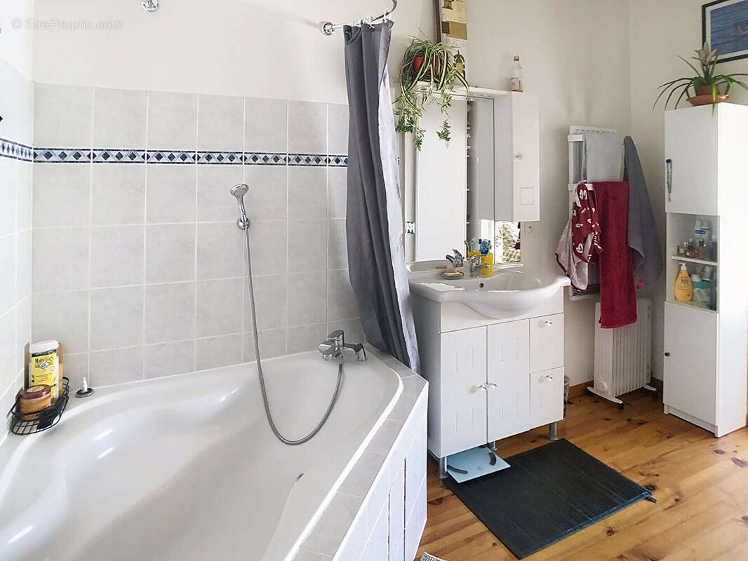 Maison à PINS-JUSTARET