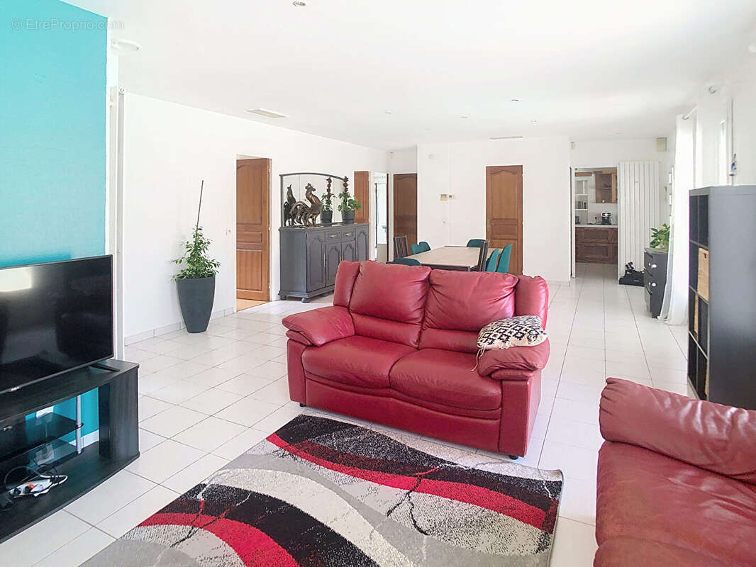 Maison à PINS-JUSTARET