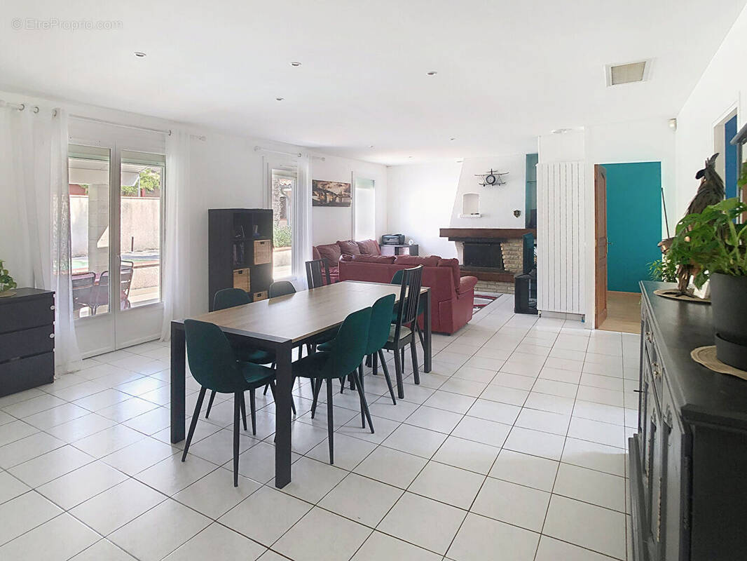 Maison à PINS-JUSTARET