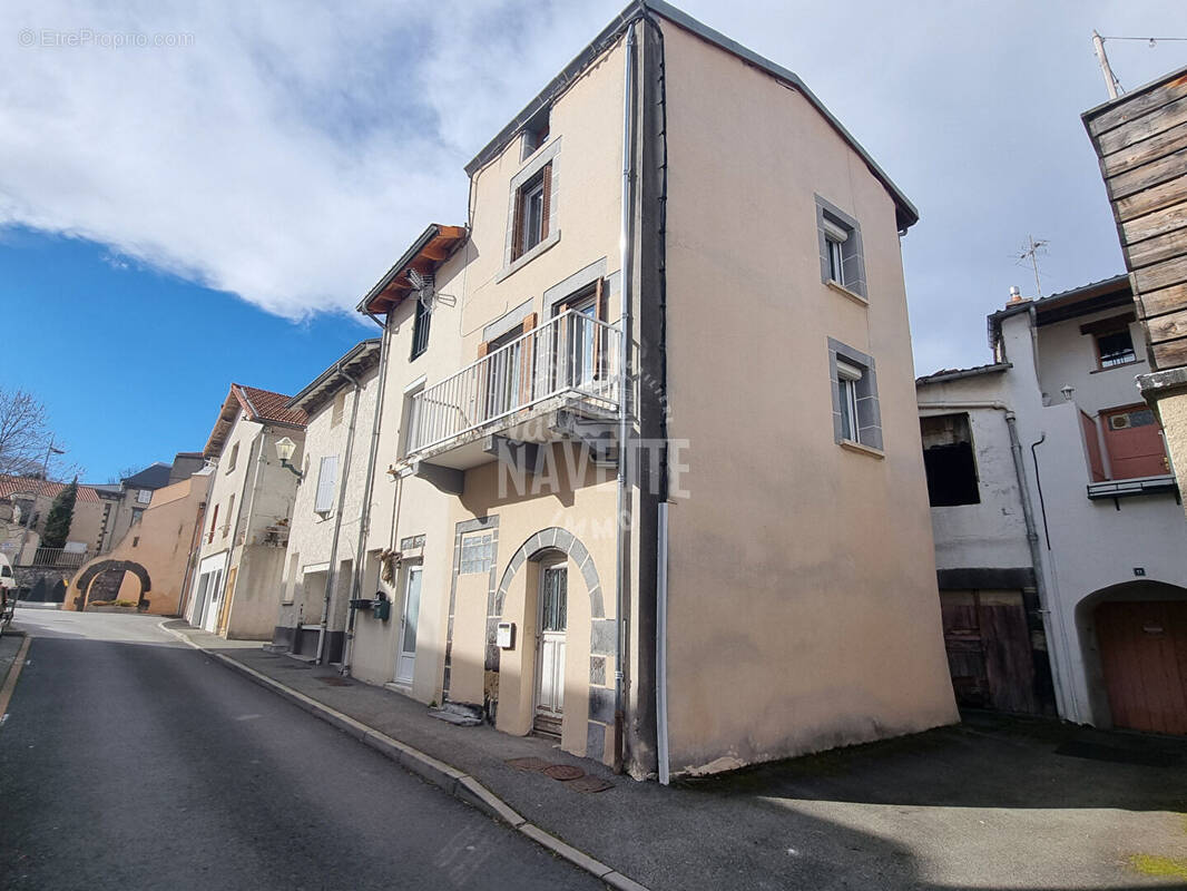 Maison à PERIGNAT-LES-SARLIEVE